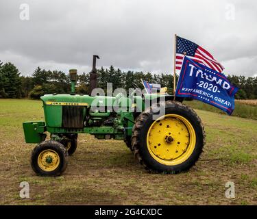 John Deere 3020-Traktor mit US-amerikanischer Flagge und Trump-Flagge. Stockfoto