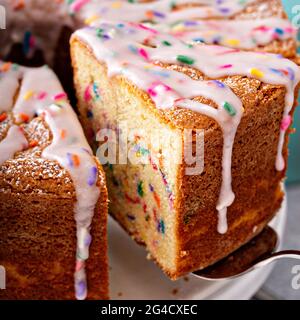 Feier funfetti Geburtstag Pfund Kuchen mit Streuseln Stockfoto