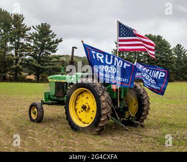 John Deere 3020-Traktor mit US-amerikanischer Flagge und Trump-Flagge. Stockfoto