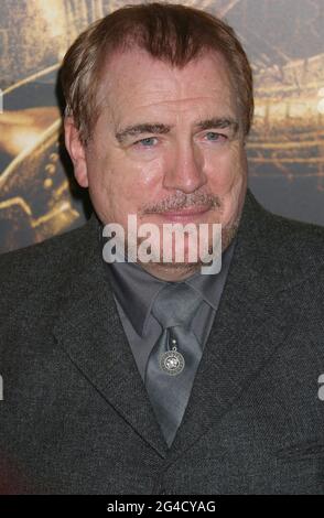 Brian Cox bei der Premiere von „Troy“ am 10. Mai 2004 im Ziegfeld Theatre in New York City. Foto: Henry McGee/MediaPunch Stockfoto