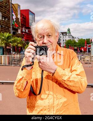 Hamburg, Deutschland. Juni 2021. Günter Zint, Nachbarschaftslegende und Fotograf, hält seine Kamera auf der Hamburger Reeperbahn in den Händen. Quelle: Axel Heimken/dpa/Alamy Live News Stockfoto