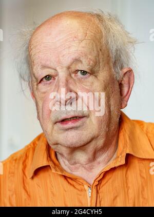 Hamburg, Deutschland. Juni 2021. Günter Zint, Nachbarschaftslegende und Fotograf, sitzt in einem Hotelzimmer auf der Hamburger Reeperbahn. Quelle: Axel Heimken/dpa/Alamy Live News Stockfoto