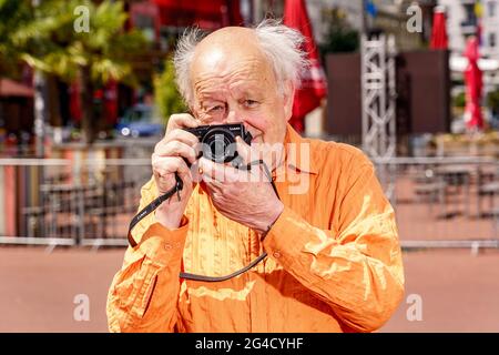 Hamburg, Deutschland. Juni 2021. Günter Zint, Nachbarschaftslegende und Fotograf, hält seine Kamera auf der Hamburger Reeperbahn in den Händen. Quelle: Axel Heimken/dpa/Alamy Live News Stockfoto