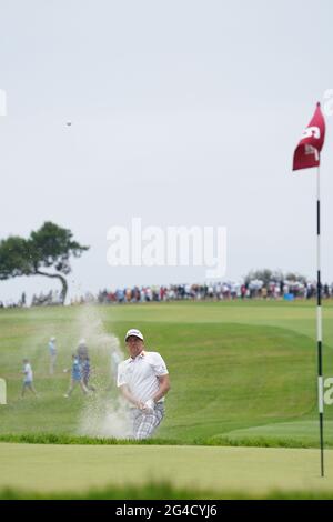 Ian Poulter schoss am 20. Juni 2021 in der vierten Runde der U.S. Open Championship 2021 auf dem Torrey Pines Golf Course in San Diego, Kalifornien, USA, den dritten Platz auf das 6. Loch. Quelle: J.D. Cuban/AFLO/Alamy Live News Stockfoto