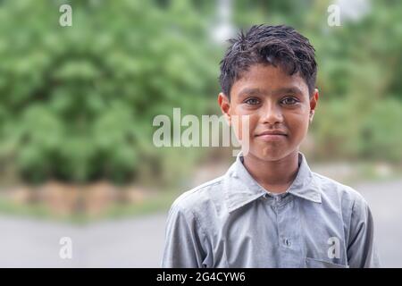 Portrait of Indian Village Junge stehen in unscharfen Hintergrund Stockfoto