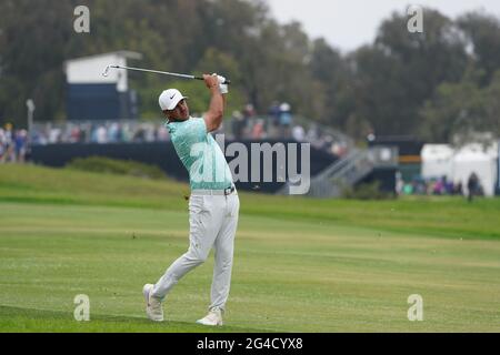 Brooks Koepka schoss am 20. Juni 2021 beim vierten Lauf der U.S. Open Championship 2021 auf dem Torrey Pines Golf Course in San Diego, Kalifornien, USA, den zweiten Schuss auf das 14. Loch. Quelle: J.D. Cuban/AFLO/Alamy Live News Stockfoto