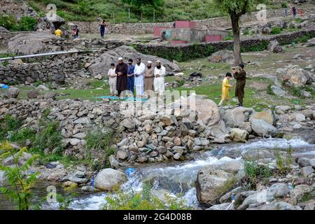 Srinagar, Indien. Juni 2021. Kaschmiri-Muslime beten an einem heißen Sommertag am Rande von Srinagar in der Nähe des Baches. (Foto von Saqib Majeed/SOPA Images/Sipa USA) Quelle: SIPA USA/Alamy Live News Stockfoto