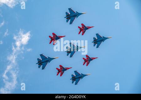 Moskau, Russland - 05. Mai 2021: Diamantform von 4 Mig-29 die russischen Ritter und 5 Su-27 Swifts in den Himmel über dem Roten Platz in der Gruppe Cuban Diamond Stockfoto