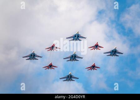Moskau, Russland - 05. Mai 2021: Diamantform von 4 Mig-29 die russischen Ritter und 5 Su-27 Swifts in den Himmel über dem Roten Platz in der Gruppe Cuban Diamond Stockfoto
