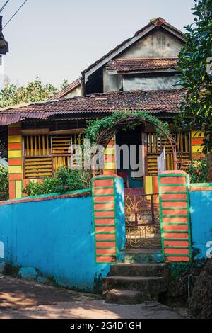 Bunte Ziegel und Fliesen neben dem Tor und an der Wand des Straßenhauses, Gokarna, Karnataka, Indien Stockfoto