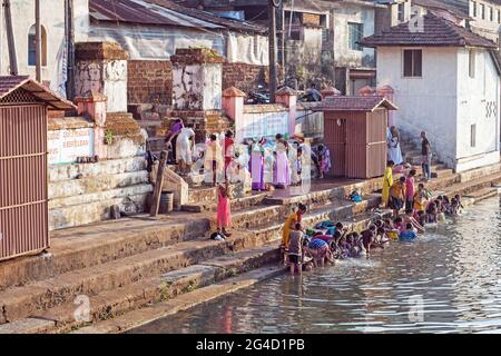 Indische Anbeter, die ihre täglichen Waschungen im spirituellen, heiligen Koti Tirtha Wasserbehälter in Gokarna, Karnataka, Indien, verübten Stockfoto