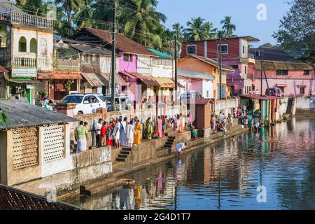 Indische Gläubige, die eine Zeremonie im spirituellen, heiligen Koti Tirtha Wasserbehälter in Gokarna, Karnataka, Indien, durchführen Stockfoto