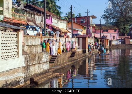 Indische Gläubige, die eine Zeremonie im spirituellen, heiligen Koti Tirtha Wasserbehälter in Gokarna, Karnataka, Indien, durchführen Stockfoto