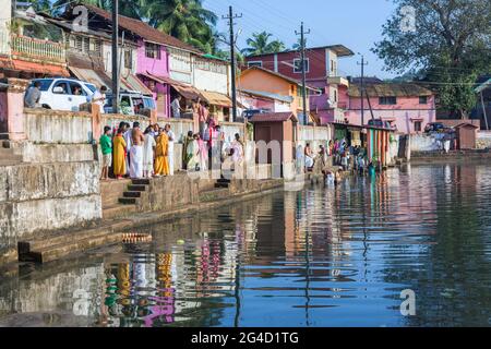 Indische Gläubige, die eine Zeremonie im spirituellen, heiligen Koti Tirtha Wasserbehälter in Gokarna, Karnataka, Indien, durchführen Stockfoto