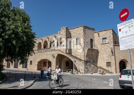 RHODOS, Griechenland – 07. JUNI 2021. Die Städtische Kunstgalerie von Rhodos ist ein altes zweistöckiges Gebäude am Simi-Platz. Wenn Besucher die Altstadt von R betreten Stockfoto