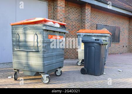 Auf dem Parkplatz werden Mülltonnen und Müll recycelt Stockfoto