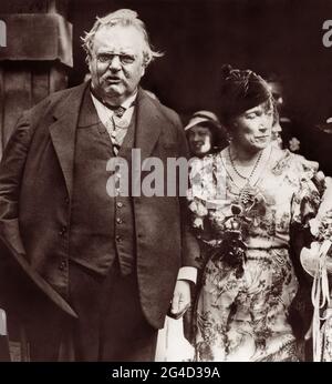 G.K. Chesterton und die Frau seines Bruders Cecil, Ada, nach der Hochzeitszeremonie von Adas Sekretärin, Miss E. Gordon Dunham, an G.H.N. Phillipps in London, England, 4. September 1933. Stockfoto