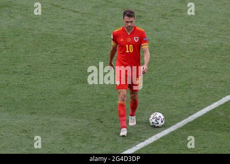 Rom, Italien, 20. Juni 2021. Aaron Ramsey aus Wales verlässt das Spielfeld für die Halbzeitpause beim UEFA-EM-2020-Spiel im Stadio Olimpico, Rom. Bildnachweis sollte lauten: Jonathan Moscrop / Sportimage Stockfoto