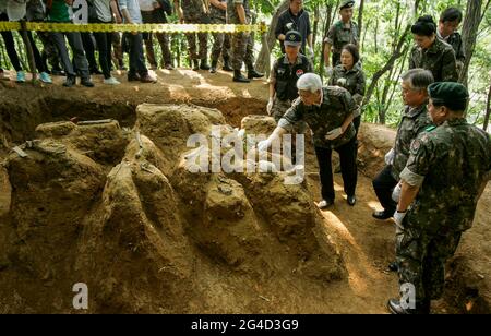 21. Juni 2021-Pocheon, Südkorea-in Diese Fotos wurden am 14. Juni 2013 aufgenommen. Der südkoreanische Präsident Moon Jae in(C) und Politiker bieten Blumen an die Überreste eines Soldaten, der während des Koreakrieges von 1950-53 getötet wurde, und seine Besitztümer, die die Agentur für KIA-Rückgewinnung und -Identifizierung in dem Berg in der Provinz Gyeonggi im Nordwesten Südkoreas ausgegraben hat. Das Projekt ist eine heilige Initiative der südkoreanischen Regierung, um unserer Verantwortung gerecht zu werden, die Überreste von 123,000 Kriegshelden wiederzuerlangen, die ihr Leben geopfert haben, um den Frieden und die Freiheit Südkoreas während des koreanischen W zu schützen Stockfoto