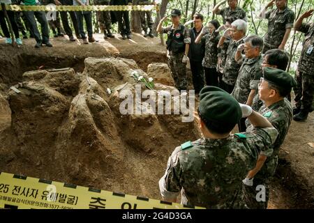 21. Juni 2021-Pocheon, Südkorea-in Diese Fotos wurden am 14. Juni 2013 aufgenommen. Der südkoreanische Präsident Moon Jae in(C) und Politiker grüßen die Überreste eines Soldaten, der während des Koreakrieges von 1950-53 getötet wurde, und seine Besitztümer, die die Agentur für KIA-Wiederherstellung und -Identifizierung in dem Berg in der Provinz Gyeonggi im Nordwesten Südkoreas ausgegraben hat. Das Projekt ist eine heilige Initiative der südkoreanischen Regierung, um unserer Verantwortung gerecht zu werden, die Überreste von 123,000 Kriegshelden wiederzuerlangen, die ihr Leben geopfert haben, um den Frieden und die Freiheit Südkoreas während des Koreakrieges zu schützen, aber Stockfoto