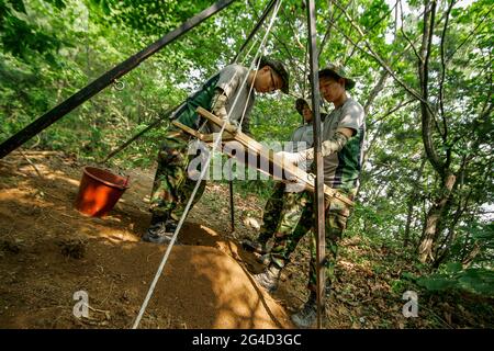 21. Juni 2021-Pocheon, Südkorea-in Diese Fotos wurden am 14. Juni 2013 aufgenommen. A zeigt die Überreste eines Soldaten, der während des Koreakrieges von 1950-53 getötet wurde, und seine Besitztümer, die die Agentur für KIA-Rückgewinnung und -Identifizierung in dem Berg in der Provinz Gyeonggi im Nordwesten Südkoreas ausgegraben hat. Das Projekt ist eine heilige Initiative der südkoreanischen Regierung, um unserer Verantwortung gerecht zu werden, die Überreste von 123,000 Kriegshelden wiederzuerlangen, die ihr Leben geopfert haben, um den Frieden und die Freiheit Südkoreas während des Koreakrieges zu schützen, deren Leichen aber nicht geborgen und begraben wurden un Stockfoto