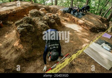 21. Juni 2021-Pocheon, Südkorea-in Diese Fotos wurden am 14. Juni 2013 aufgenommen. A zeigt die Überreste eines Soldaten, der während des Koreakrieges von 1950-53 getötet wurde, und seine Besitztümer, die die Agentur für KIA-Rückgewinnung und -Identifizierung in dem Berg in der Provinz Gyeonggi im Nordwesten Südkoreas ausgegraben hat. Das Projekt ist eine heilige Initiative der südkoreanischen Regierung, um unserer Verantwortung gerecht zu werden, die Überreste von 123,000 Kriegshelden wiederzuerlangen, die ihr Leben geopfert haben, um den Frieden und die Freiheit Südkoreas während des Koreakrieges zu schützen, deren Leichen aber nicht geborgen und begraben wurden un Stockfoto