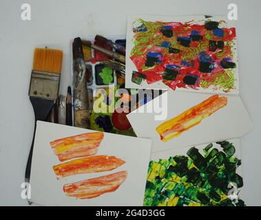 Ausrüstung für Malerei, Aquarell, Palette, Pinsel, Streifen die abstrakte Ölfarbe Hintergrund bunte Mischfarben Stockfoto