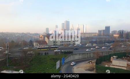 4K-Istanbul-Blick bei Sonnenaufgang. Wolkenkratzer, Einkaufszentren und der Morgenverkehr. Stockfoto