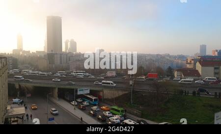 4K-Istanbul-Blick bei Sonnenaufgang. Wolkenkratzer, Einkaufszentren und der Morgenverkehr. Stockfoto