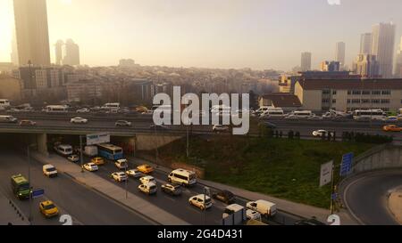 4K-Istanbul-Blick bei Sonnenaufgang. Wolkenkratzer, Einkaufszentren und der Morgenverkehr. Stockfoto