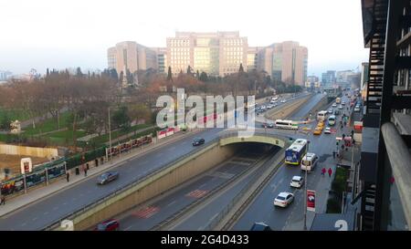 4K-Istanbul-Blick bei Sonnenaufgang. Wolkenkratzer, Einkaufszentren und der Morgenverkehr. Stockfoto