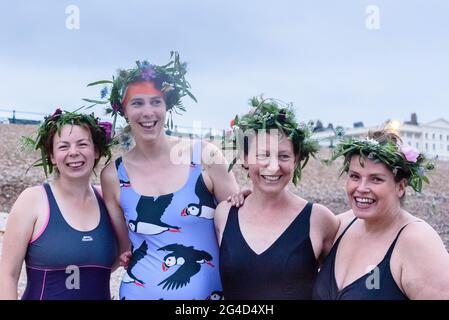 Brighton & Hove, Großbritannien. 21. JUNI 2021 Solstice Schwimmer, trägt Blumenkronen, bereiten Sie sich auf den längsten Tag bei Sonnenaufgang mit einem Bad unter bewölktem Himmel zu feiern. Wetter in Großbritannien. Foto ©Julia Claxton Credit: Julia Claxton/Alamy Live News Stockfoto