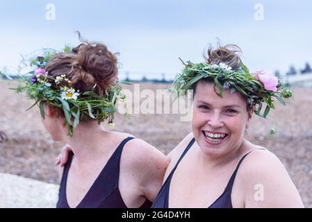 Brighton & Hove, Großbritannien. 21. JUNI 2021 Solstice Schwimmer, trägt Blumenkronen, bereiten Sie sich auf den längsten Tag bei Sonnenaufgang mit einem Bad unter bewölktem Himmel zu feiern. Wetter in Großbritannien. Foto ©Julia Claxton Credit: Julia Claxton/Alamy Live News Stockfoto