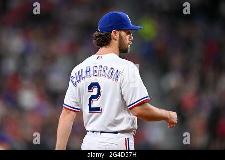 Arlington, Texas, USA. Juni 2021. Die Texas Rangers unterbieten Charlie Culberson (2) während eines Spiels zwischen den Minnesota Twins und den Texas Rangers im Globe Life Field in Arlington, Texas.Manny Flores/Cal Sport Media/Alamy Live News Stockfoto