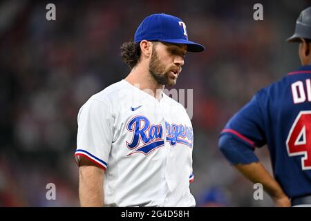 Arlington, Texas, USA. Juni 2021. Die Texas Rangers unterbieten Charlie Culberson (2) während eines Spiels zwischen den Minnesota Twins und den Texas Rangers im Globe Life Field in Arlington, Texas.Manny Flores/Cal Sport Media/Alamy Live News Stockfoto