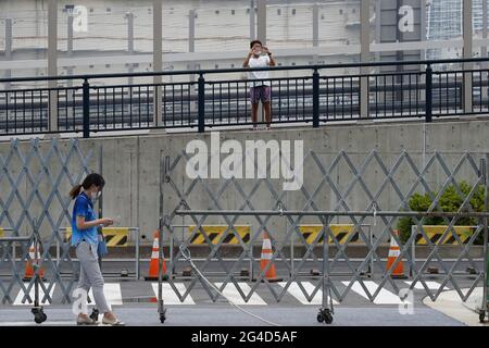 Chuo, Japan. Juni 2021. Ein Fußgänger fotografiert das Olympische und Paralympische Dorf von außerhalb des Dorfes, das durch Zäune geschlossen ist. Kredit: SOPA Images Limited/Alamy Live Nachrichten Stockfoto