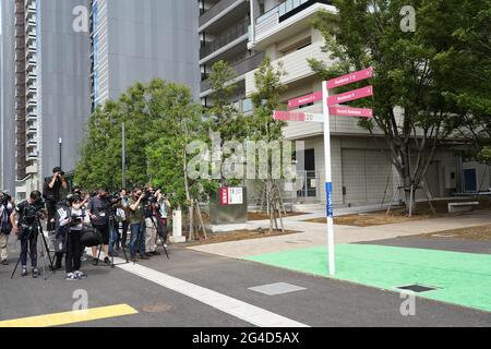 Chuo, Japan. Juni 2021. Journalisten fotografieren im Olympischen und Paralympischen Dorf während einer Pressetour. Kredit: SOPA Images Limited/Alamy Live Nachrichten Stockfoto