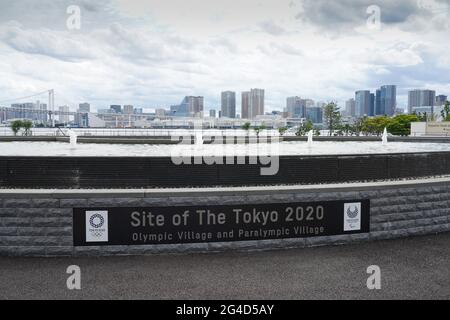 Chuo, Japan. Juni 2021. Im Dorf ist ein Brunnen installiert, der die Lage des Austragungsortes der Olympischen und Paralympischen Spiele 2020 in Tokio zeigt. Kredit: SOPA Images Limited/Alamy Live Nachrichten Stockfoto