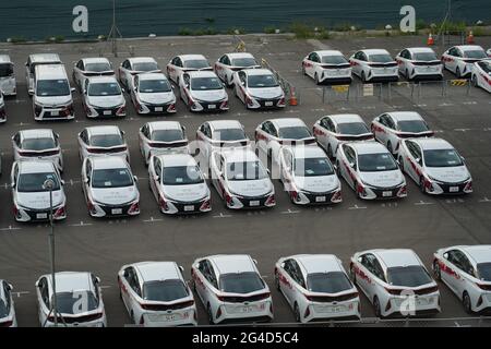 Chuo, Japan. Juni 2021. In der Nähe des Olympischen und Paralympischen Dorfes stehen offizielle Fahrzeuge der Tokio 2020. Kredit: SOPA Images Limited/Alamy Live Nachrichten Stockfoto