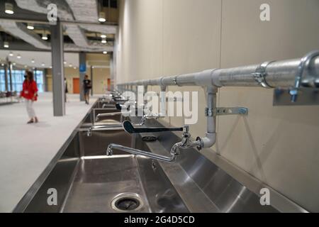 Chuo, Japan. Juni 2021. Wasserhähne und Waschbecken sind in der Hauptspeisehalle des Olympischen und Paralympischen Dorfes installiert. Kredit: SOPA Images Limited/Alamy Live Nachrichten Stockfoto