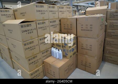 Chuo, Japan. Juni 2021. In der Hauptspeisehalle des Olympischen und Paralympischen Dorfes sind Boxen mit Handdesinfektionsflaschen zu sehen. Kredit: SOPA Images Limited/Alamy Live Nachrichten Stockfoto