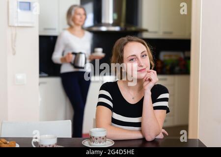 Frau am Küchentisch Stockfoto