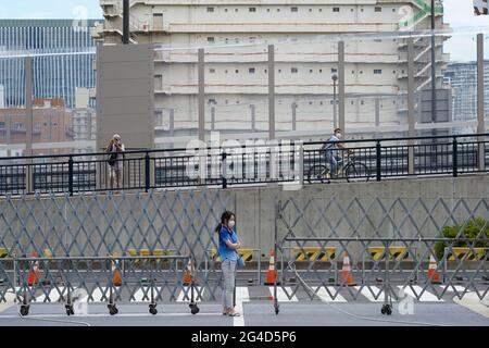 Chuo, Japan. Juni 2021. Ein Fußgänger fotografiert das Olympische und Paralympische Dorf von außerhalb des Dorfes, das durch Zäune geschlossen ist. (Foto: Jinhee Lee/SOPA Images/Sipa USA) Quelle: SIPA USA/Alamy Live News Stockfoto
