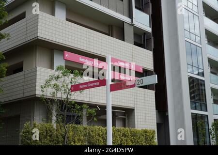 Chuo, Japan. Juni 2021. Schilder mit dem Tokyo 2020-Logo weisen auf Wohngebäude im Olympischen und Paralympischen Dorf hin. (Foto: Jinhee Lee/SOPA Images/Sipa USA) Quelle: SIPA USA/Alamy Live News Stockfoto