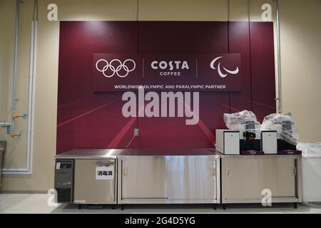 Chuo, Japan. Juni 2021. In der Hauptspeisehalle des Olympischen und Paralympischen Dorfes wird gerade ein Kaffeeständer vorbereitet. (Foto: Jinhee Lee/SOPA Images/Sipa USA) Quelle: SIPA USA/Alamy Live News Stockfoto