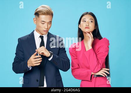 Mann Frau asiatische Aussehen Charme Arbeit Kollegen blauen Hintergrund Stockfoto