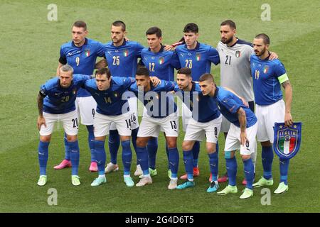 Rom, Italien, 20. Juni 2021. Die Italiener, die elf starten, stehen vor dem Start für ein Teamfoto in der hinteren Reihe ( L bis R ); Andrea Belotti, Rafael Toloi, Matteo Pessina, Alessandro Bastoni, Gianluigi Donnarumma und Leonardo Bonucci, erste Reihe ( L bis R ); Federico Bernardeschi, Federico Chiesa, Emerson Palmieri, Jorginho und Marco Verratti, beim UEFA Euro 2020-Spiel im Stadio Olimpico, Rom. Bildnachweis sollte lauten: Jonathan Moscrop / Sportimage Stockfoto