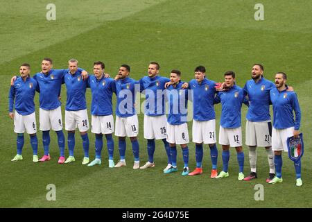 Rom, Italien, 20. Juni 2021. Die italienischen Spieler ( L bis R ); Marco Verratti, Andrea Belotti, Federico Bernardeschi, Federico Chiesa, Emerson Palmieri, Rafael Toloi, Jorginho, Alessandro Bastoni, Matteo Pessina, Gianluigi Donnarumma und Leonardo Bonucci singen ihre Nationalhymne vor dem Spiel der UEFA Euro 2020 im Stadio Olimpico in Rom. Bildnachweis sollte lauten: Jonathan Moscrop / Sportimage Stockfoto