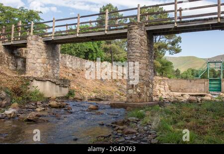 Acebo Naturschwimmbad Brücke. Kristallklares Wasser im Herzen der Berge der Sierra de Gata. Caceres, Extremadura, Spanien Stockfoto