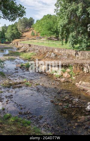 Acebo Naturschwimmbad, Erholungsgebiet. Kristallklares Wasser im Herzen der Berge der Sierra de Gata. Caceres, Extremadura, Spanien Stockfoto